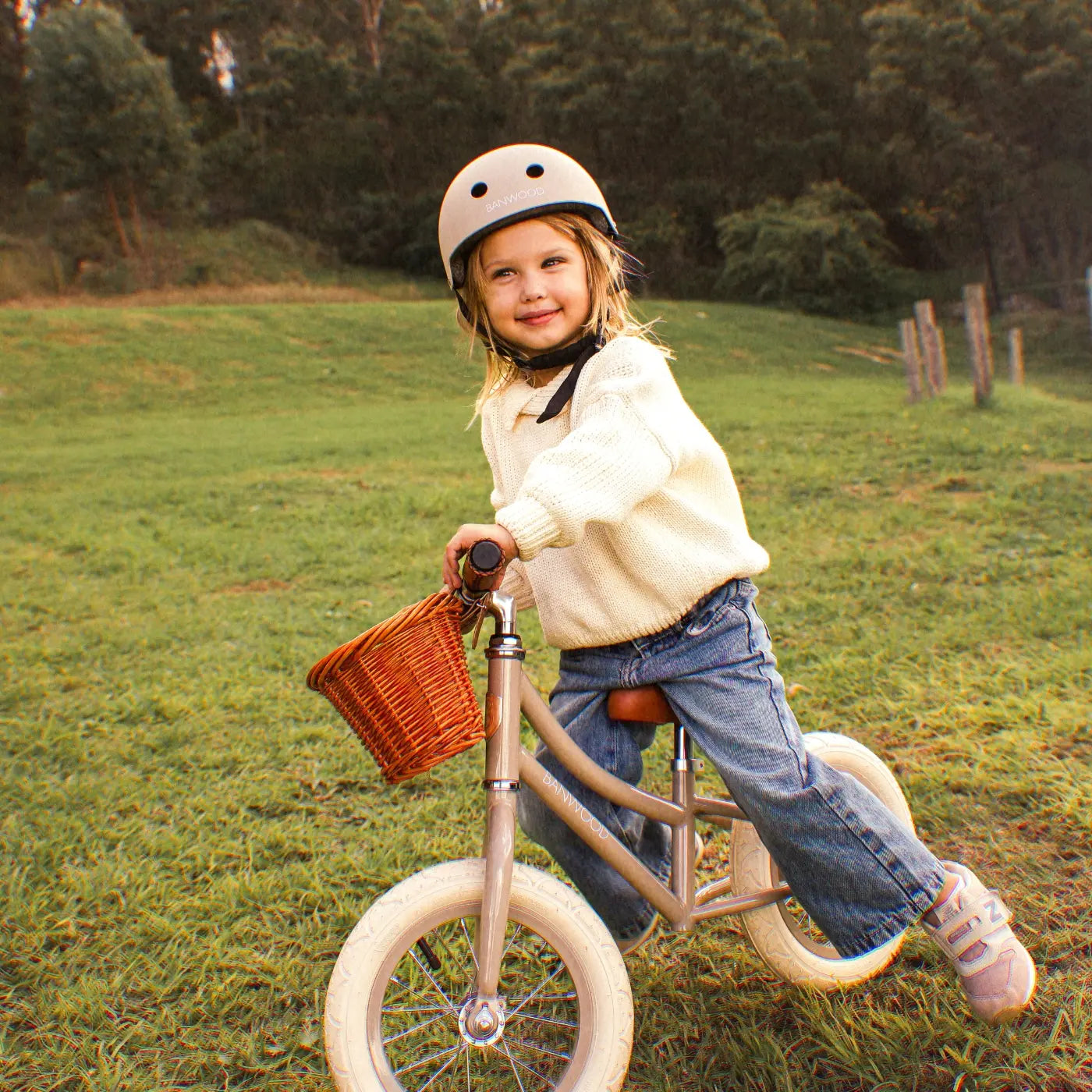 Casco infantil beige mate