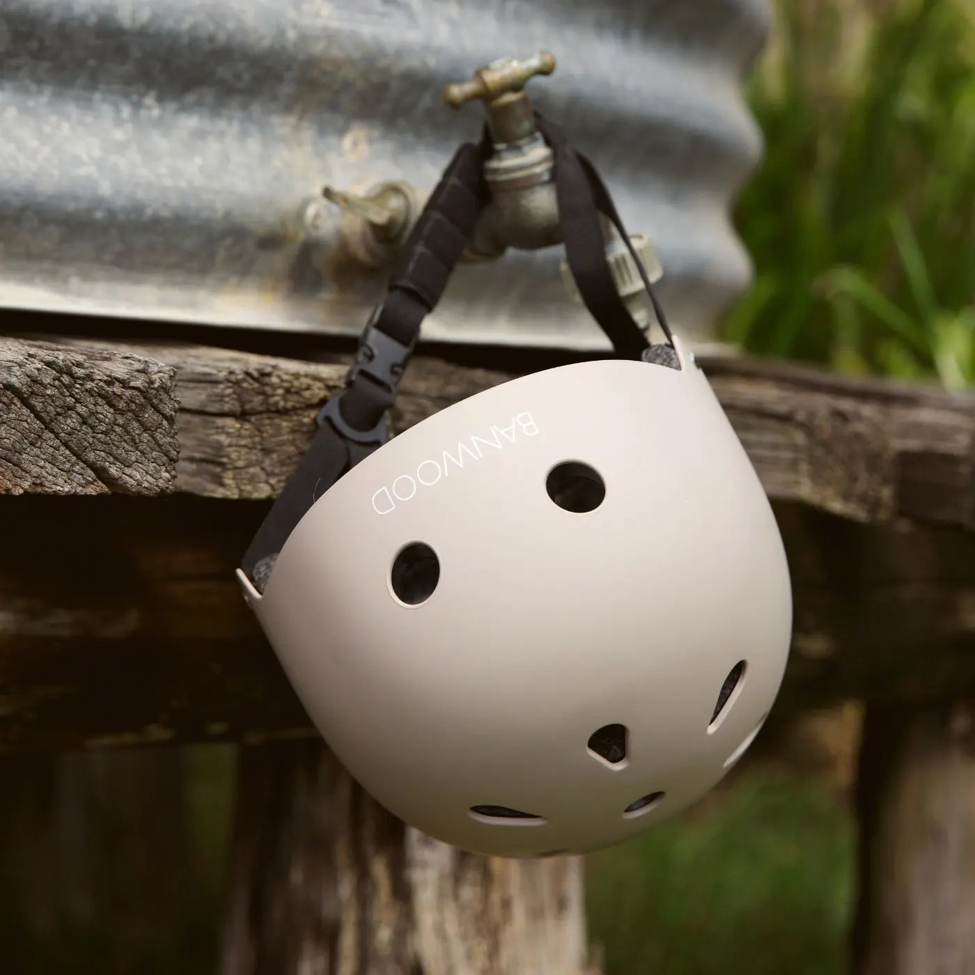 Casco infantil beige mate